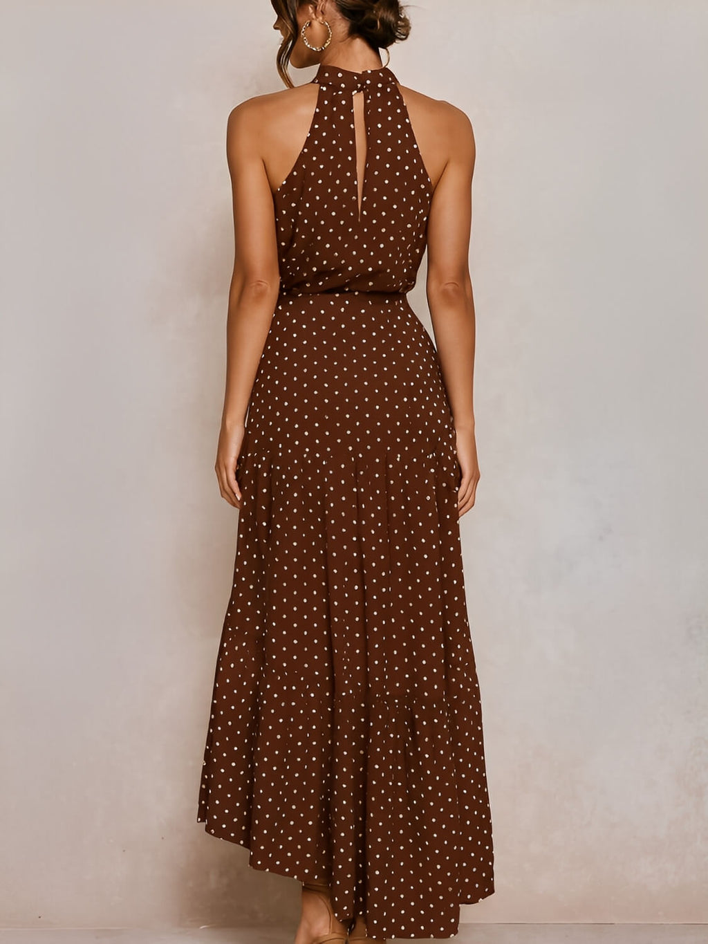 Vestido Midi em Poá Acinturado Decote Halter e Saia em Camadas – Andressa
