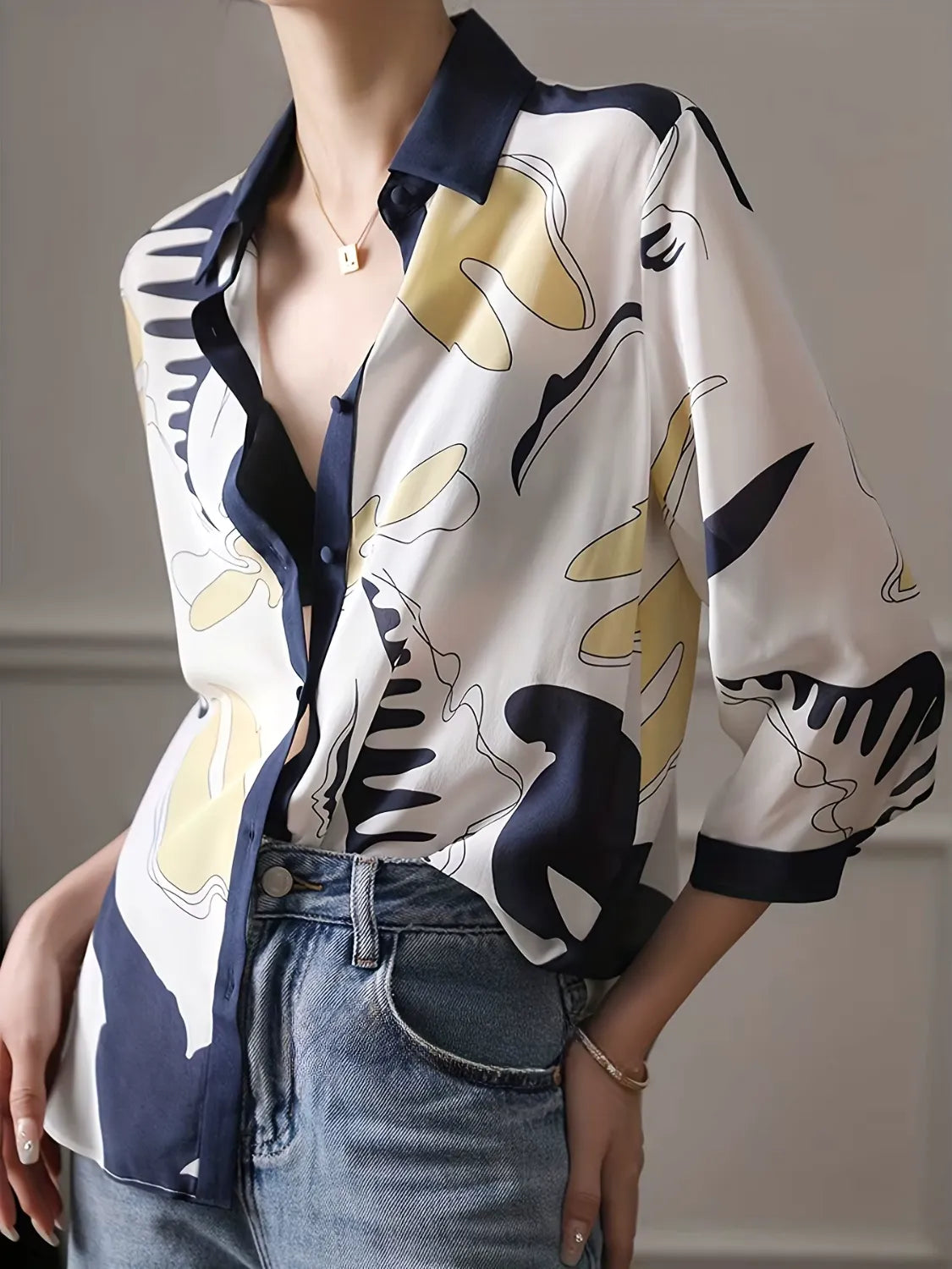 Camisa Estampada Casual com Decote em V e Botões - Elara