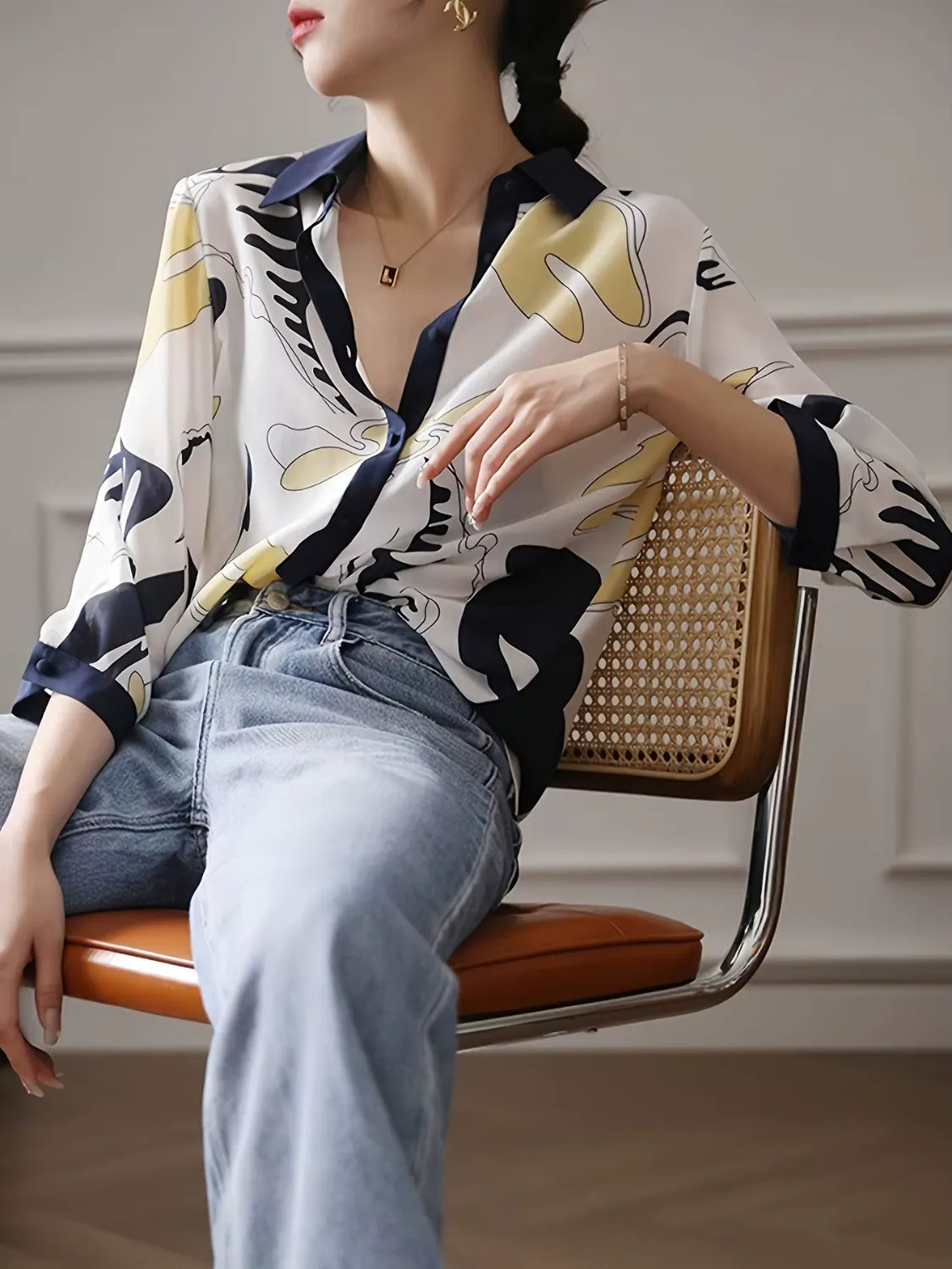 Camisa Estampada Casual com Decote em V e Botões - Elara