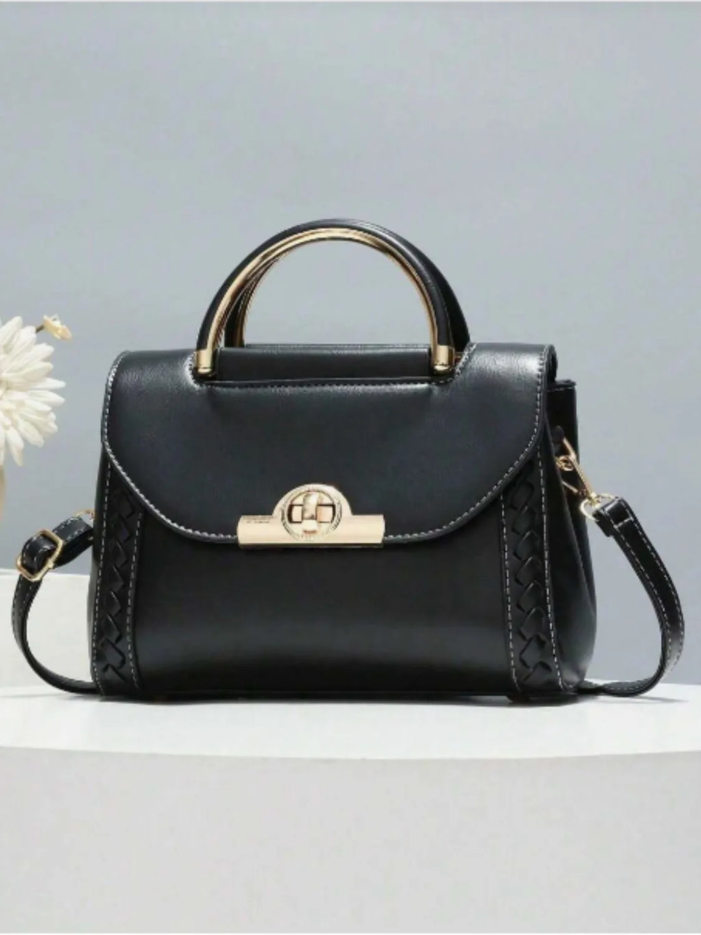 Bolsa Tiracolo Quadrada com Alça de Metal e Detalhes Trançados - July
