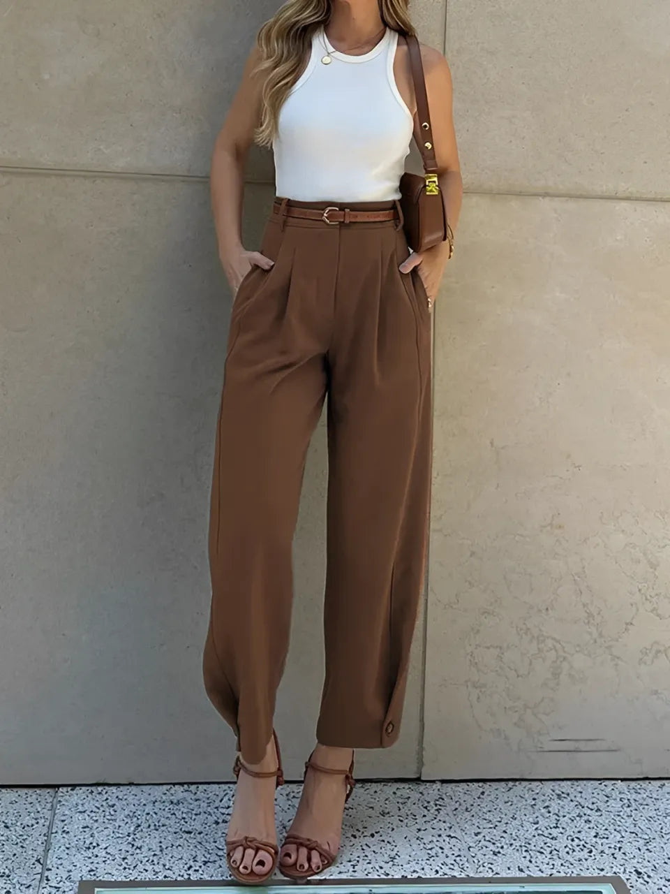 Calça Feminina Slim com Cintura Média Pregas Frontais e Cinto – Ester