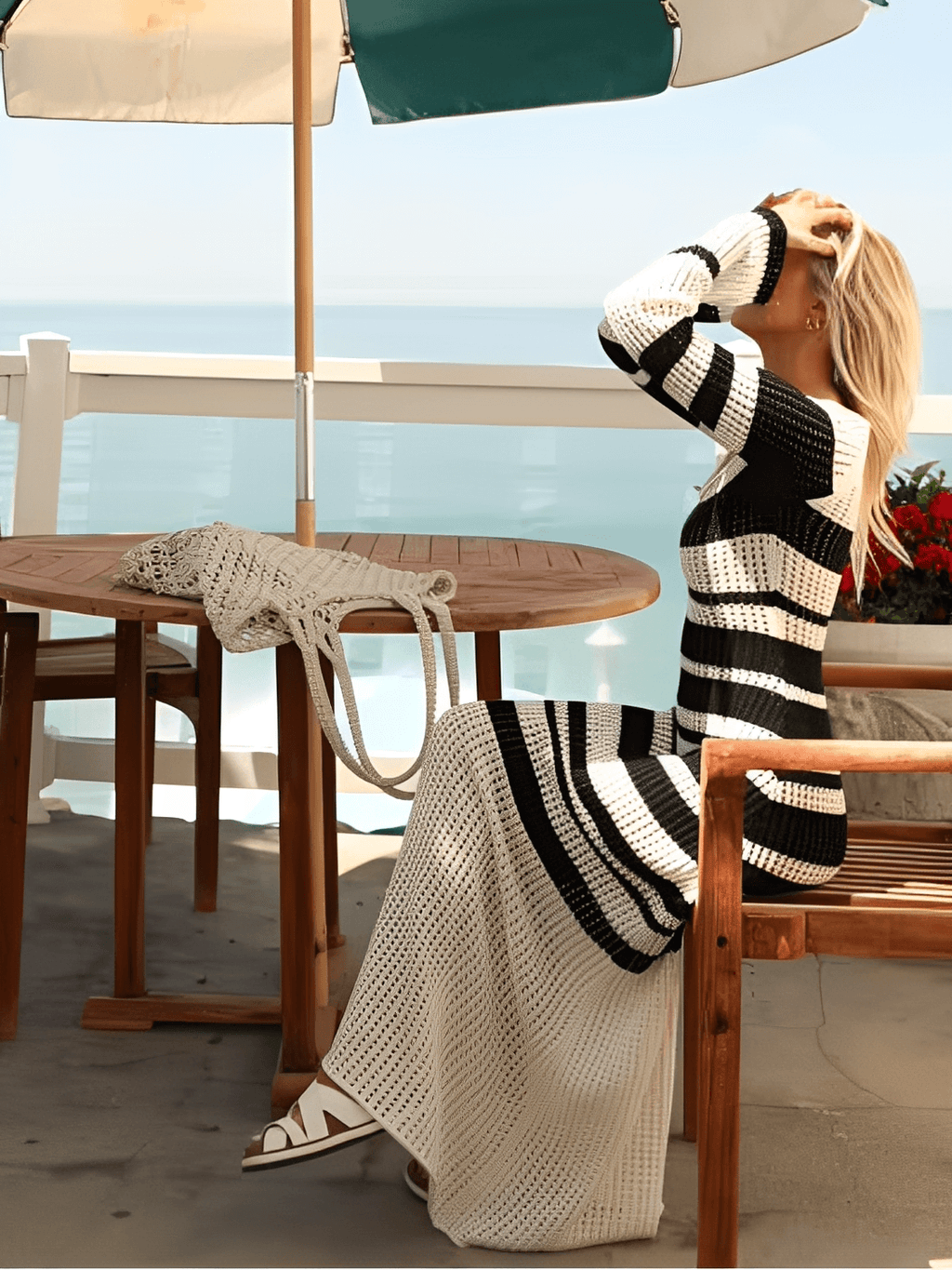 Vestido Longo em Tricô Bicolor Vazado Decote e Manga Longa Flare - Blanca